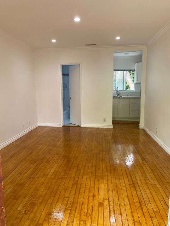 Building Photo - 657 Raymond Ave