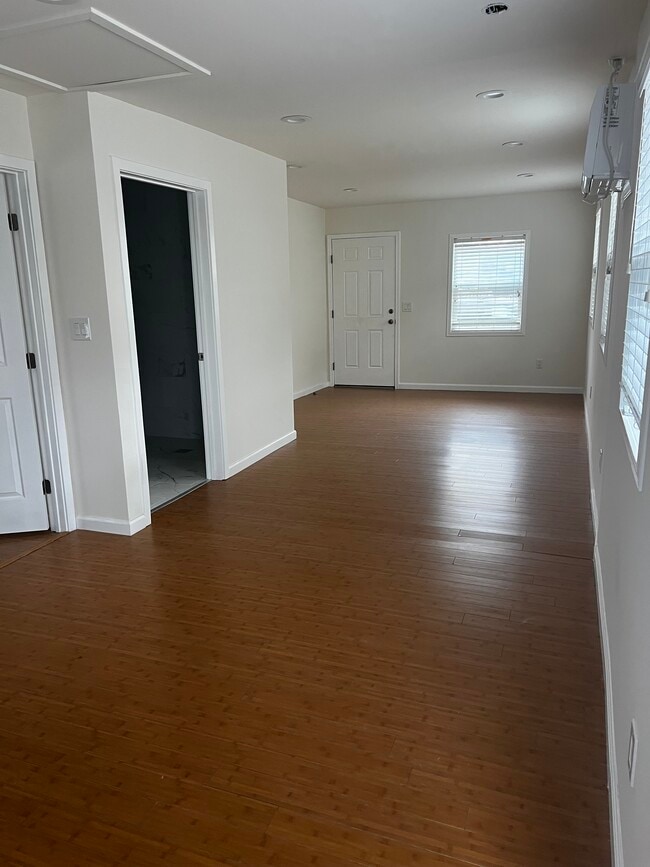 Foto del edificio - 12412 Gilmore Ave