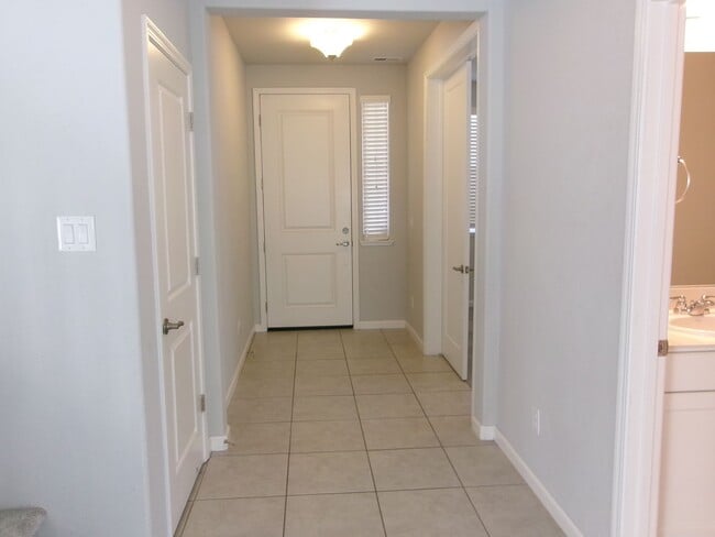 Foto del edificio - Beautiful 4 bedroom, 2-1/2 bath home in Wingfield Springs