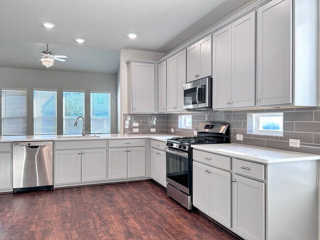 Foto del edificio - Schertz Stunner Near The Forum & Randolph AFB | Screened Porch + Game Room