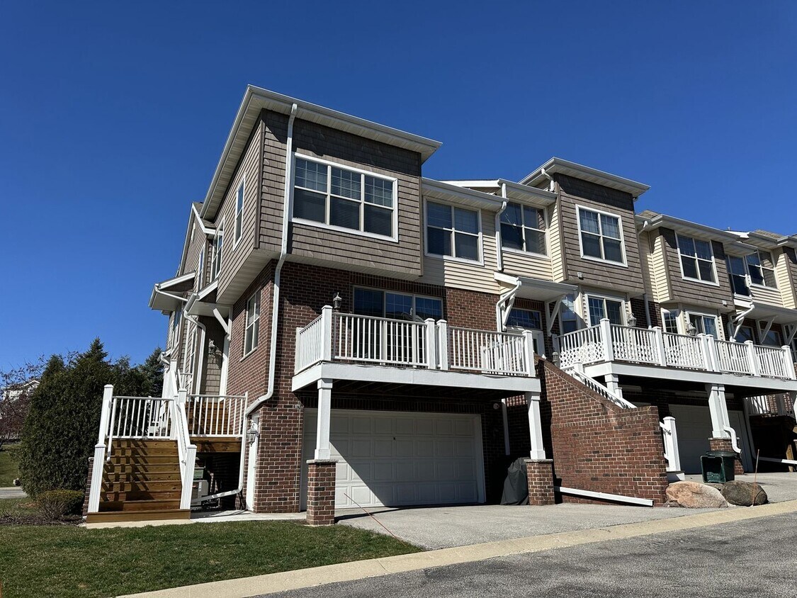 Primary Photo - Spacious Townhouse Style Condo!
