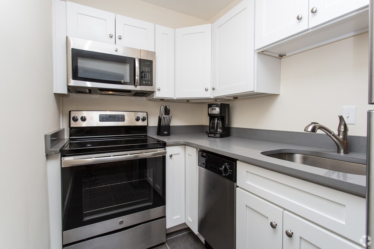 Primary Photo - 1441 Beacon St