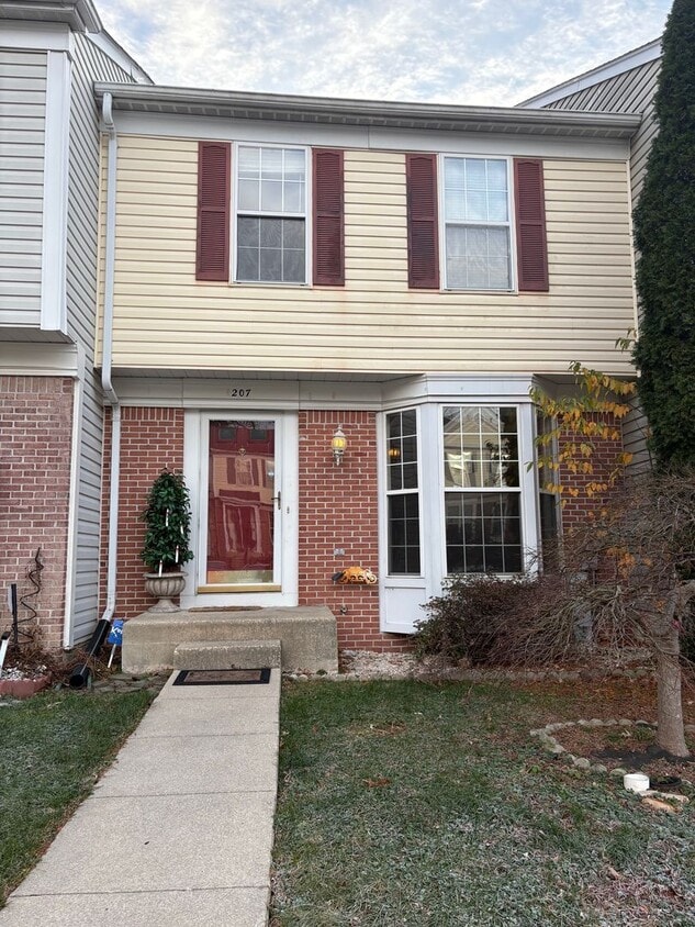 Primary Photo - Seven Oaks Townhouse