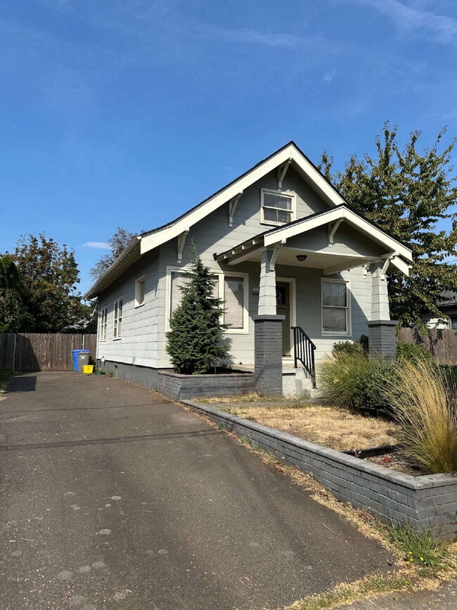 Building Photo - 915 NE 80th Ave