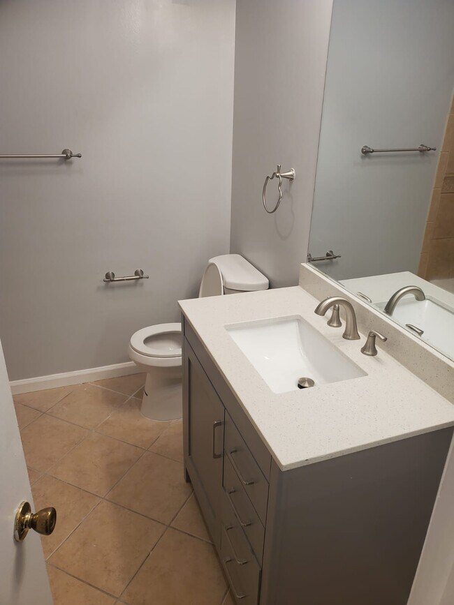 Building Photo - 551 Clubhouse Ct