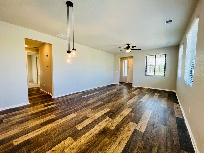 Foto del edificio - $0 DEPOSIT OPTION. INVITING 3 BED HOME IN EASTPOINT PARK, NORTH COMMERCE CITY