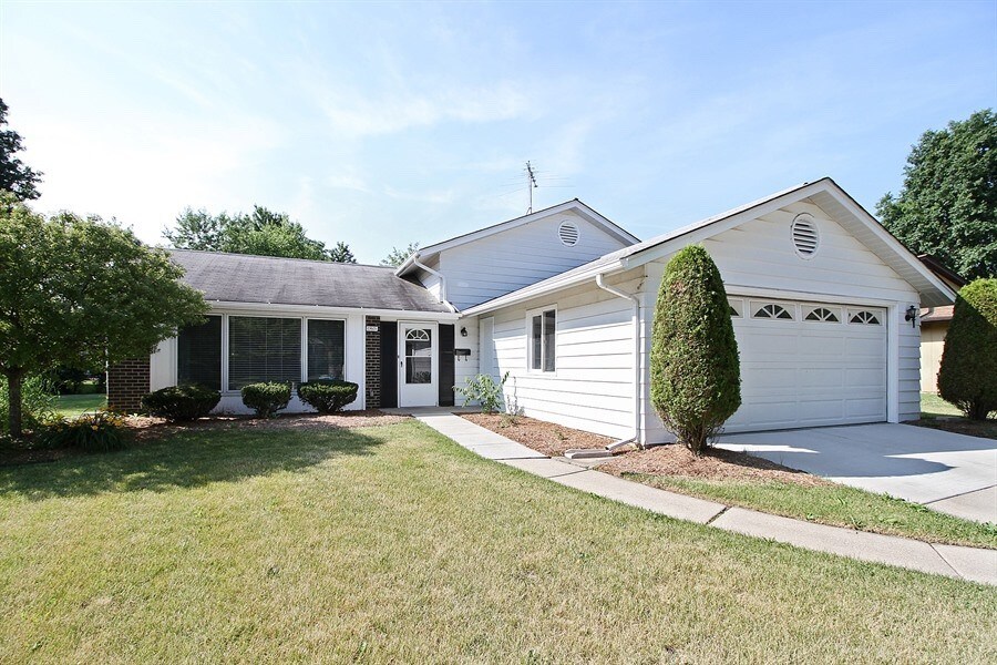 Foto principal - 23025 Bruce Dr