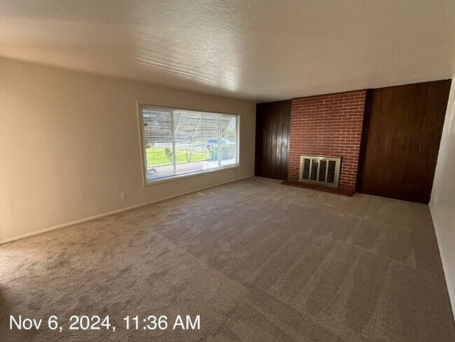 Foto del edificio - Fresh Paint and New Flooring