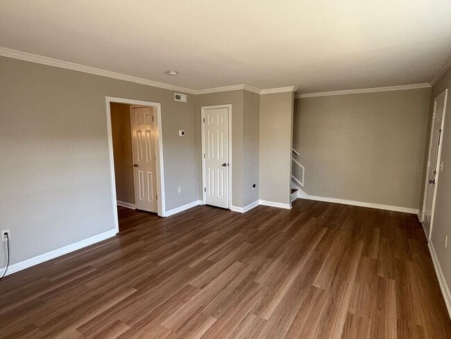 Building Photo - 415 Parkdale Dr