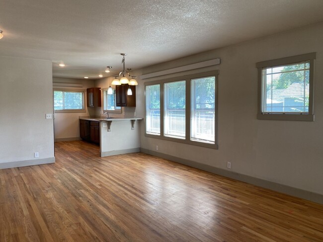 Building Photo - STUDENTS WELCOME! Charming 3 Bed 2 Bath Si...