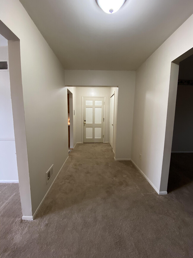 Building Photo - 27671 Echo Valley W