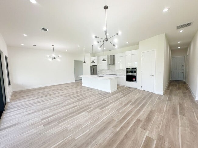 Building Photo - 15561 Aldama Cir