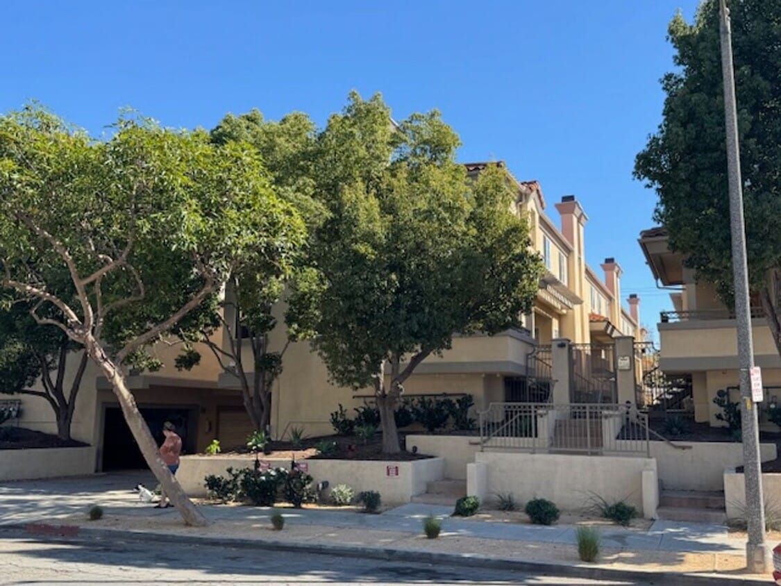 Primary Photo - Stylish 2 bedroom, 2 bath Executive Townho...