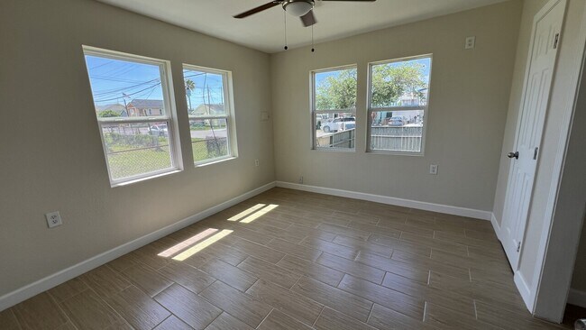 Building Photo - 2112 Victory