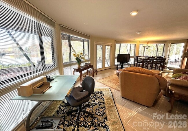 Building Photo - 424 Lakeview Dr