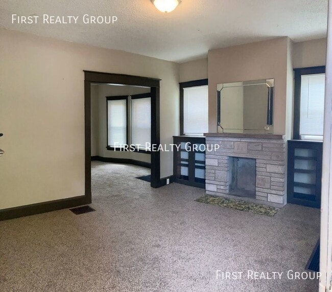 Building Photo - Move in Special! $100 off 1st months Rent,...