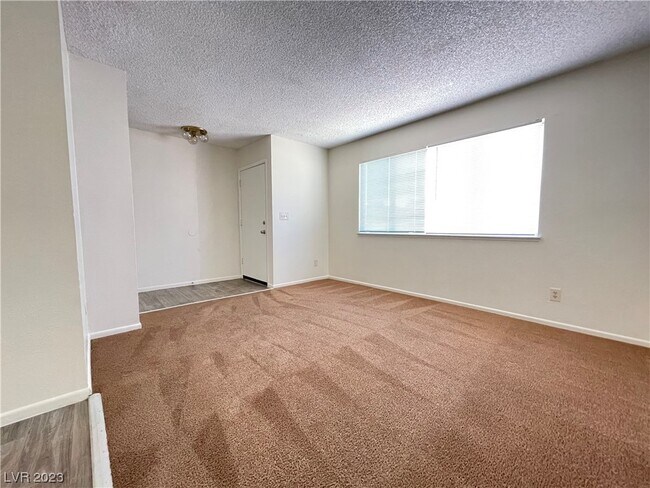 Building Photo - 574 Roxella Ln