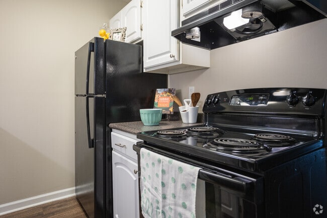 2 BR, 1 BA - 692sf - Greenfield Apartment Homes