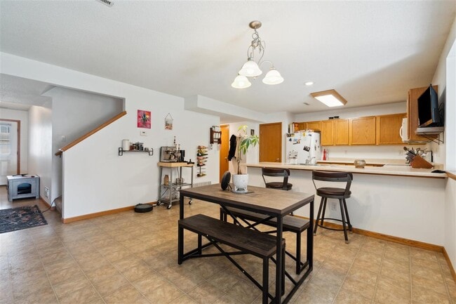 Building Photo - 533 E Goldfinch Dr