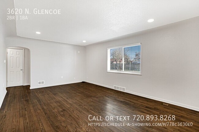 Building Photo - 2 Bed 1 Bath Duplex with Gated Yard & Gara...