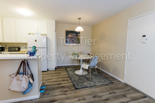 Foto del edificio - Spacious Top-Floor 1BR Condo with Ocean Vi...