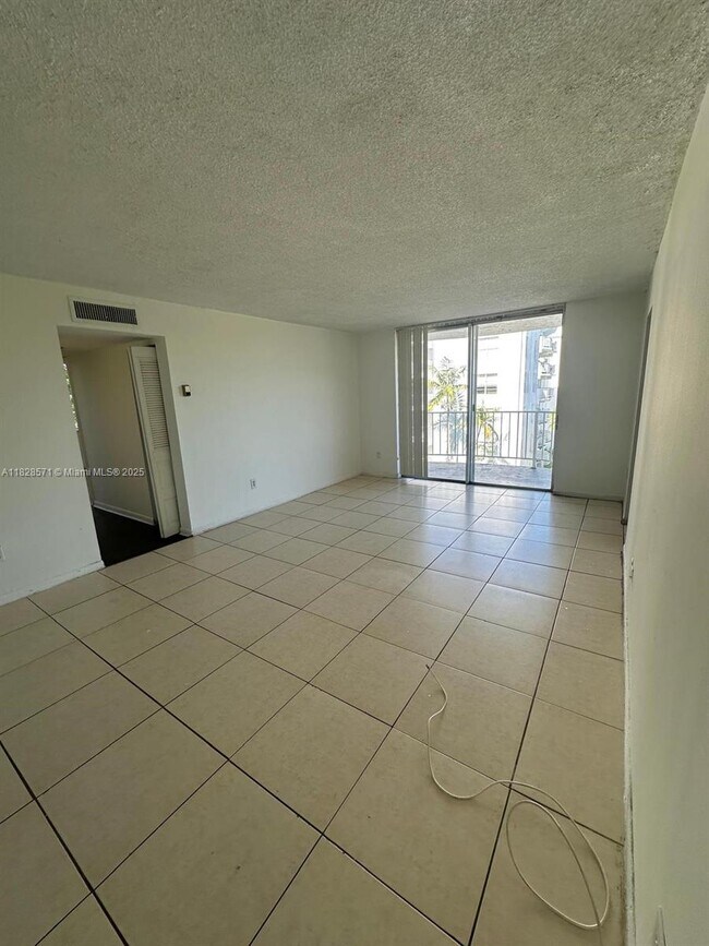 Foto del edificio - 496 NW 165th St