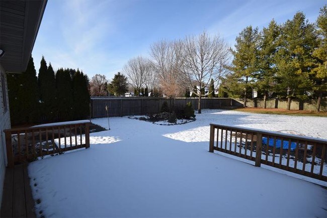 Building Photo - 3 Bed/2 Bath