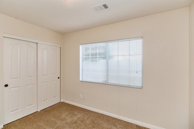 Building Photo - 2554 Claridge Ave