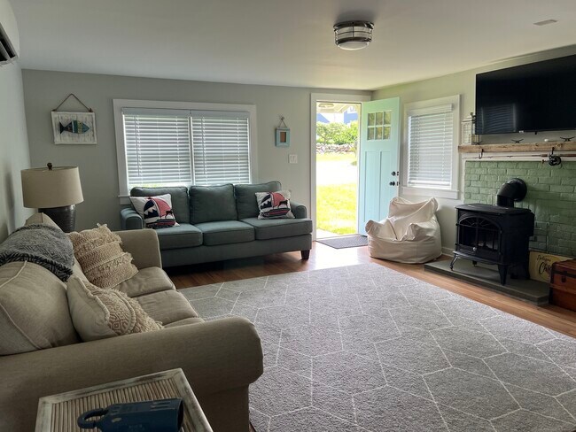 Foto del edificio - 61 Old Black Point Rd