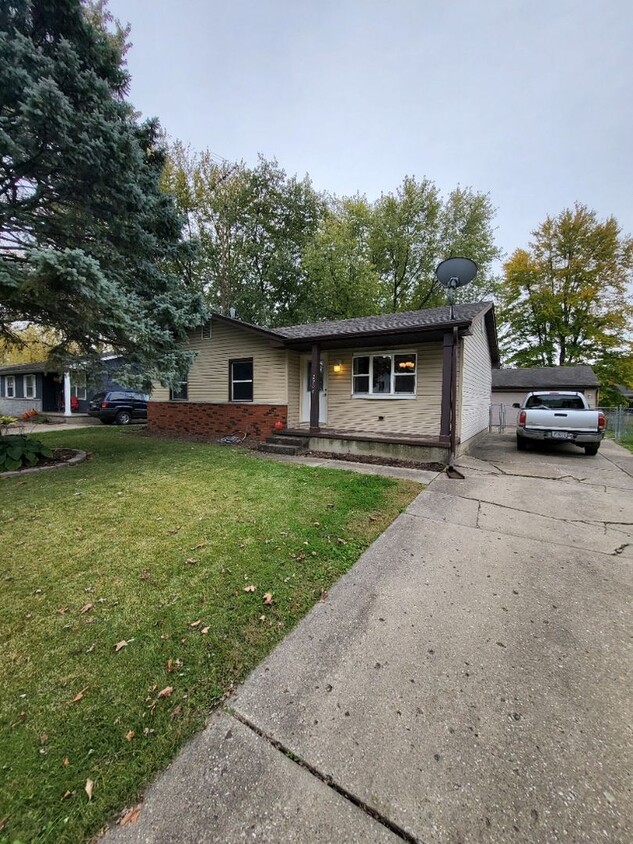 Primary Photo - Beautiful 3 Bedroom 1 Bath home with finis...