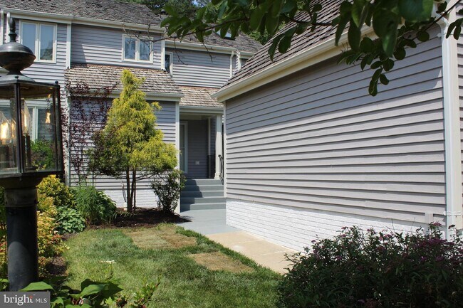 Building Photo - 1282 Wedgewood Manor Way