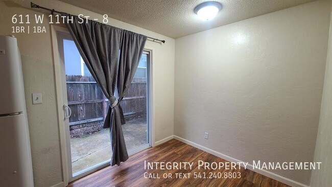 Foto del edificio - 611 W 11th St