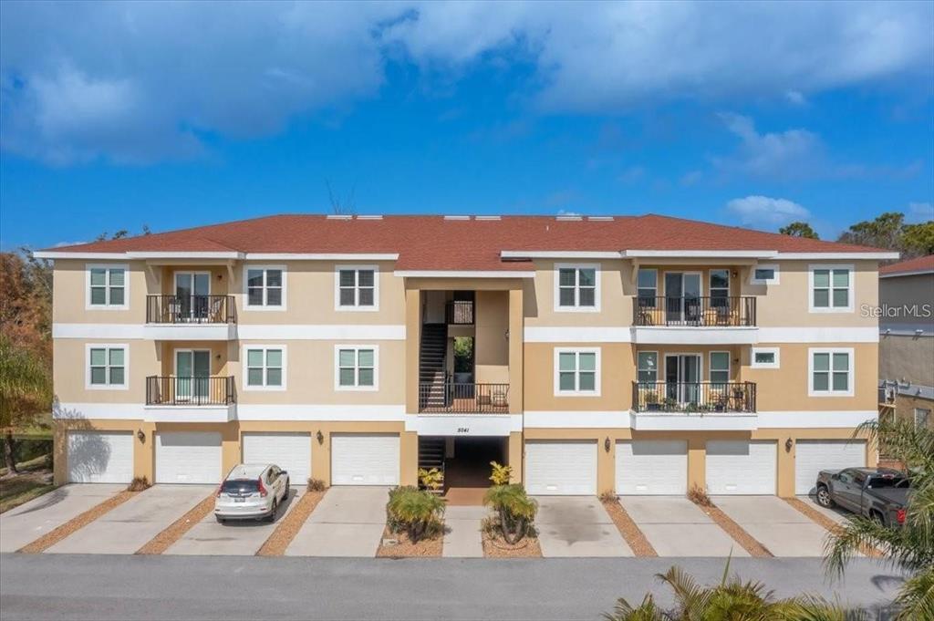 Foto principal - 5041 Royal Palms Wy