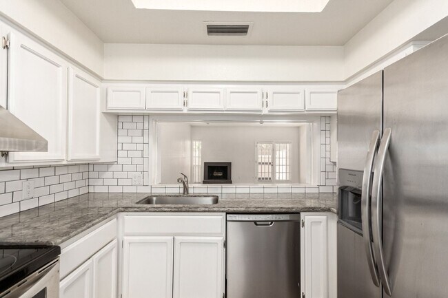 Building Photo - Charming 2BR Condo in Phoenix