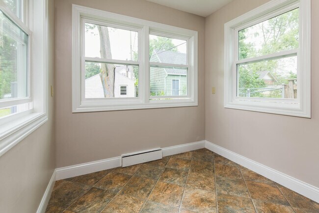 Building Photo - 430 Rosewood Ave