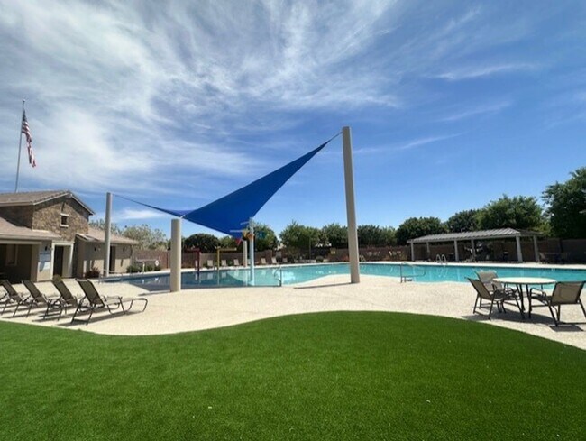 Foto del edificio - Spacious 4-Bedroom + Den, 4-Bath Home in Q...