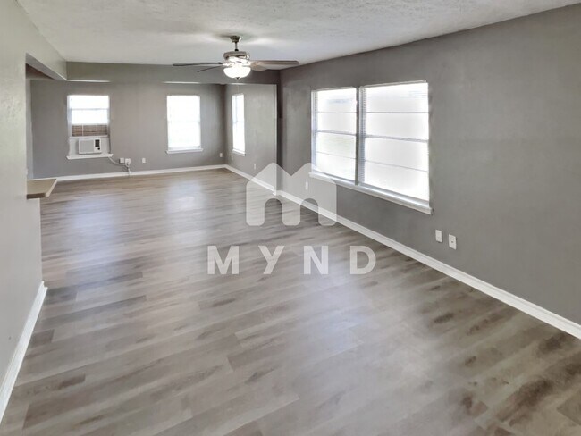 Building Photo - 1113 Arnold Dr