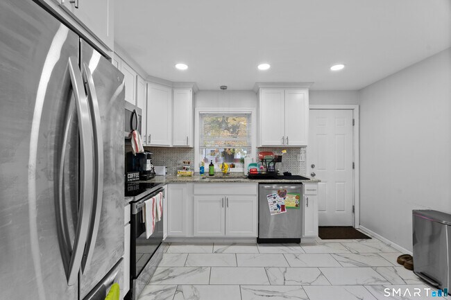 Foto del edificio - 5 Clover Hill Ave