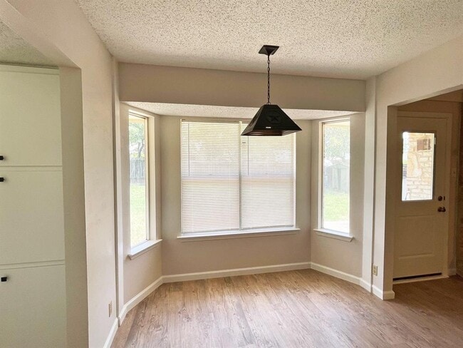 Building Photo - 906 Acorn Oaks Dr