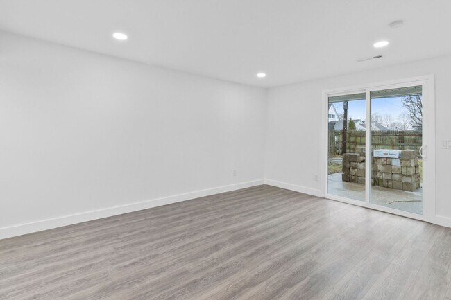 Foto del edificio - Beautiful fully renovated 5 bed 2 bath House with a sun room and large yard