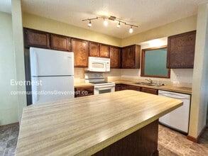 Building Photo - 712 Frontier Ct