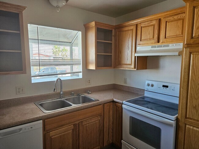 Foto del edificio - Remodeled Home with enclosed court yard an...