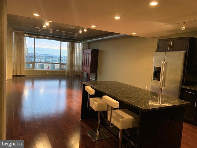 Spacious City Living - 1200 Steuart St