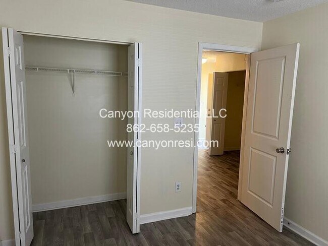 Foto del edificio - 461 Bedford Knoll Dr
