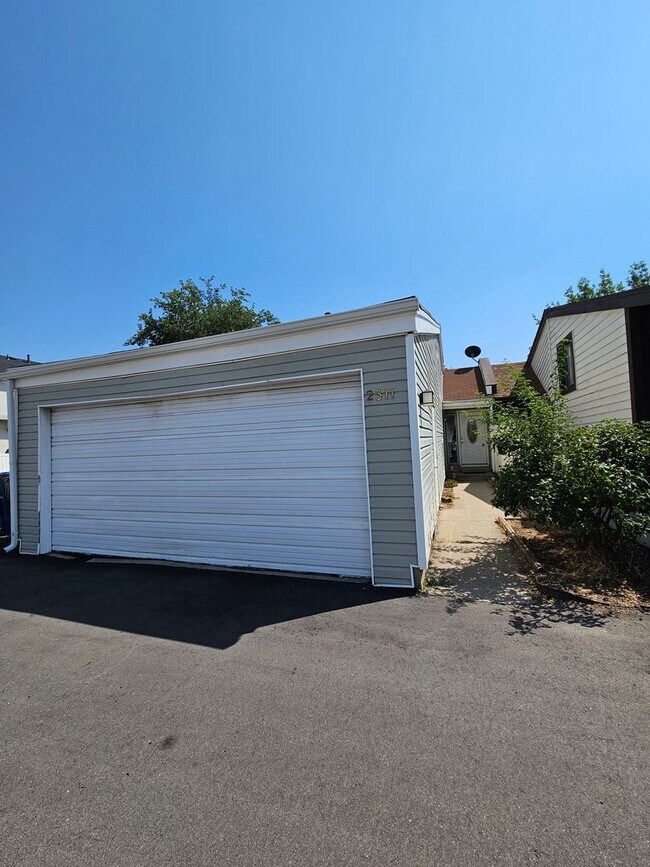 Foto del edificio - 4-Bedroom Taylorsville Home with Fenced Yard & 2-Car Garage