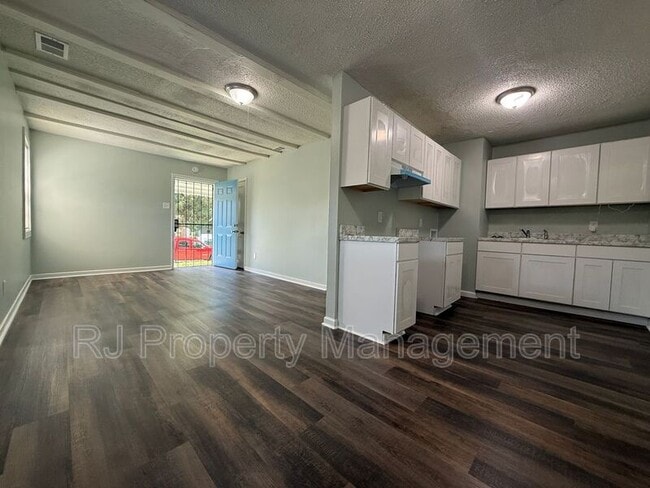 Foto del edificio - 332 Flynn Rd