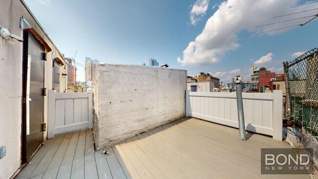 Foto del edificio - 697 Tenth Avenue