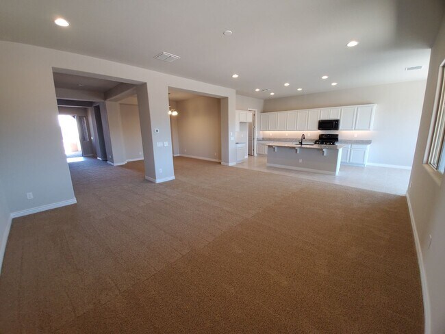Building Photo - 5 Bedroom - Large Newer Build - Great Location