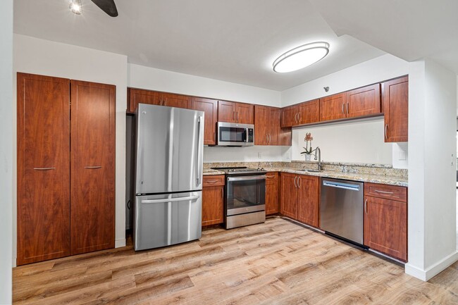 Building Photo - 2202 S Cypress Bend Dr