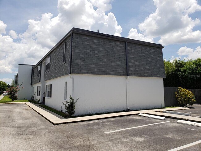 Foto del edificio - 1000 S Semoran Blvd